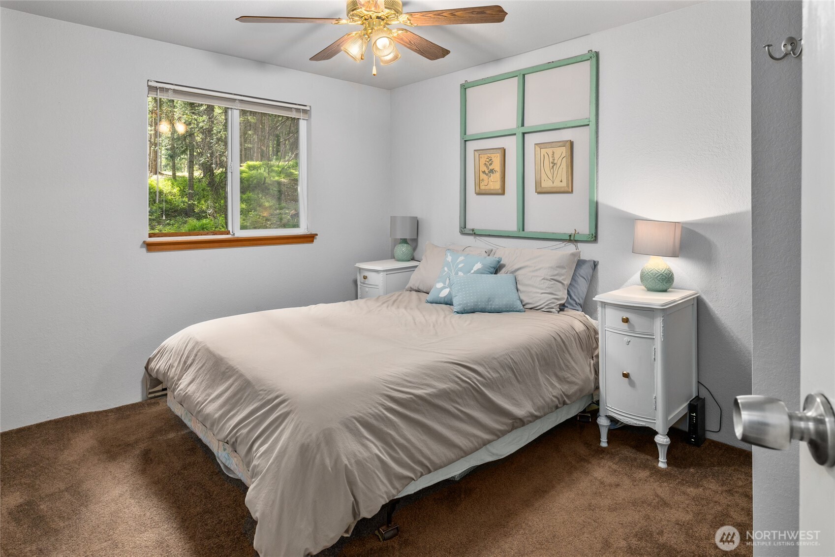 211 Indian Hill Road Cle Elum, WA 98922 - Photo 14 of 36 a bedroom with a bed and a window