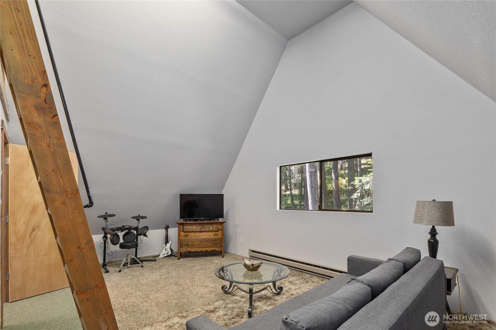 211 Indian Hill Road Cle Elum, WA 98922 - Photo 19 of 36 a living room with furniture and a flat screen tv