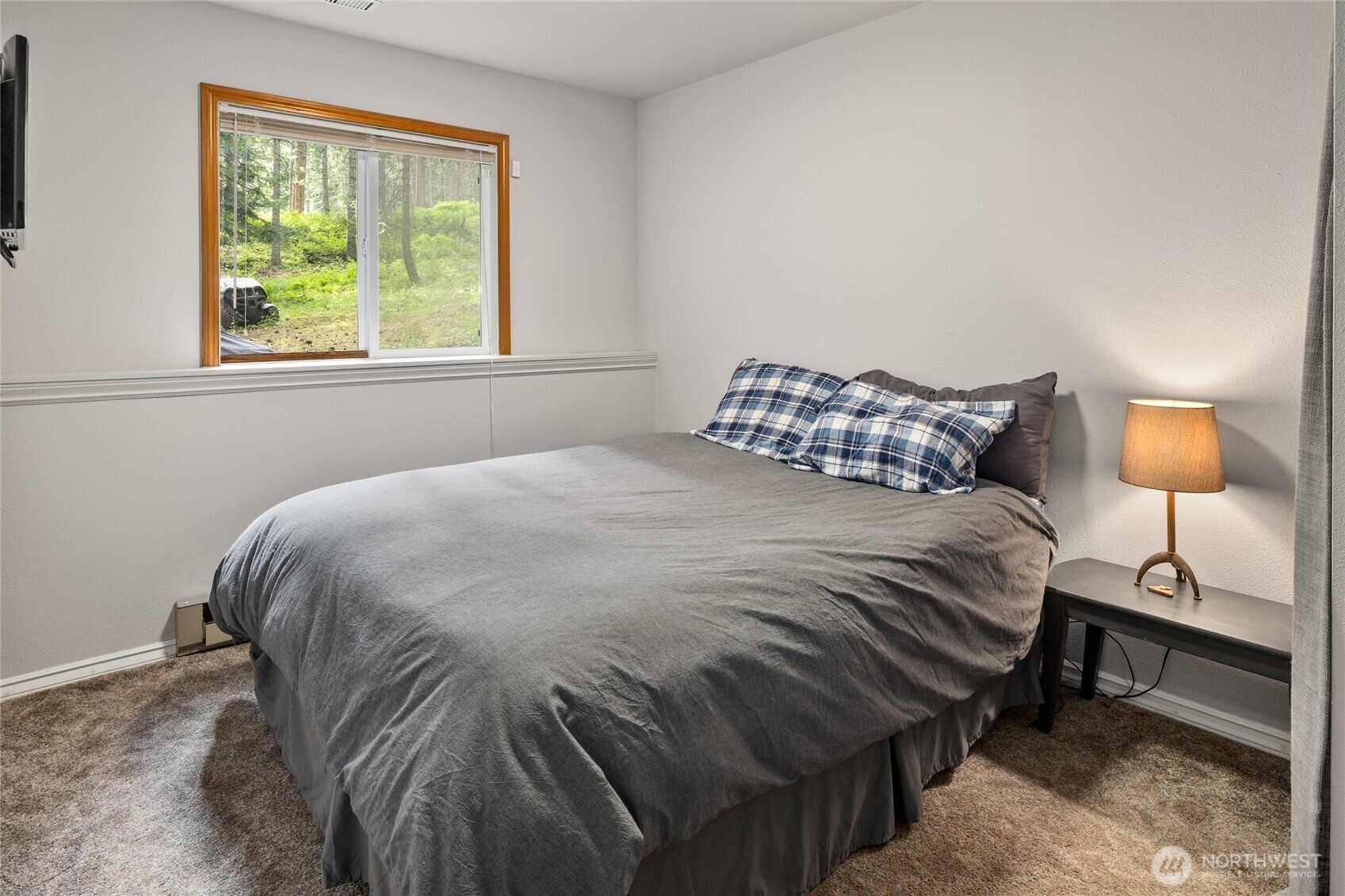 211 Indian Hill Road Cle Elum, WA 98922 - Photo 25 of 36 a bedroom with a bed and a lamp next to a window