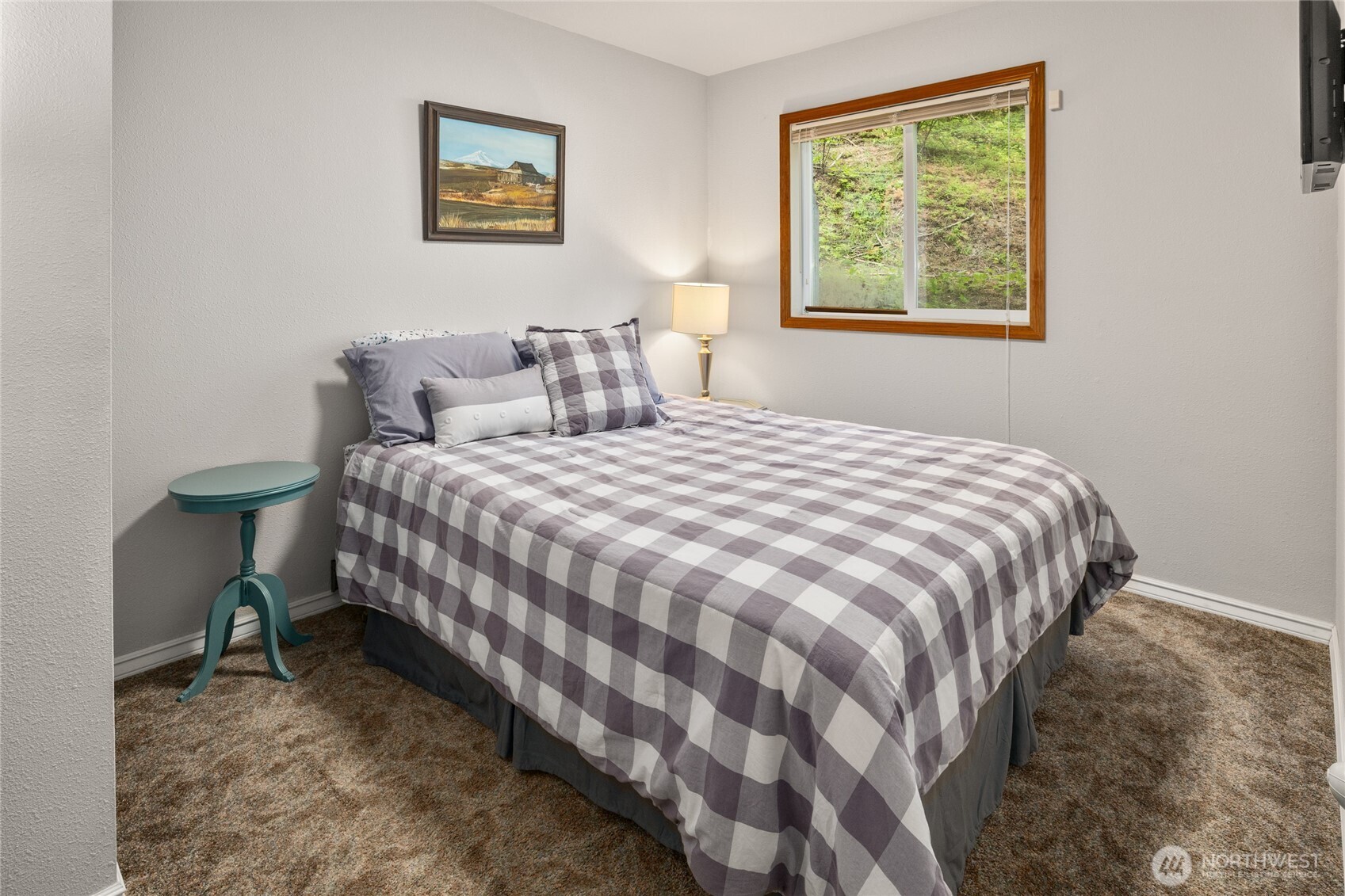 211 Indian Hill Road Cle Elum, WA 98922 - Photo 26 of 36 a bedroom with a bed and a window