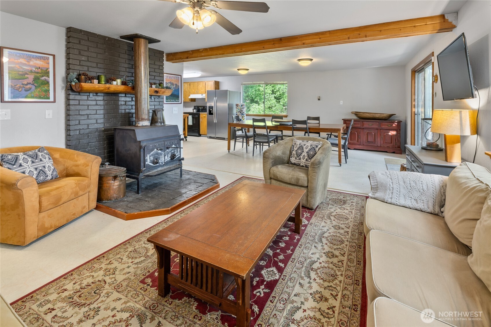 211 Indian Hill Road Cle Elum, WA 98922 - Photo 6 of 36 a living room with furniture a rug and a chandelier