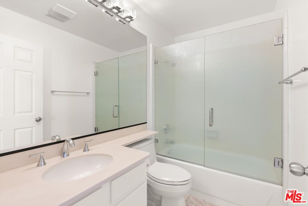 4643 East 4th Street, Unit 22 Long Beach, CA 90814 - Photo 34 of 40 a bathroom with a sink and a mirror
