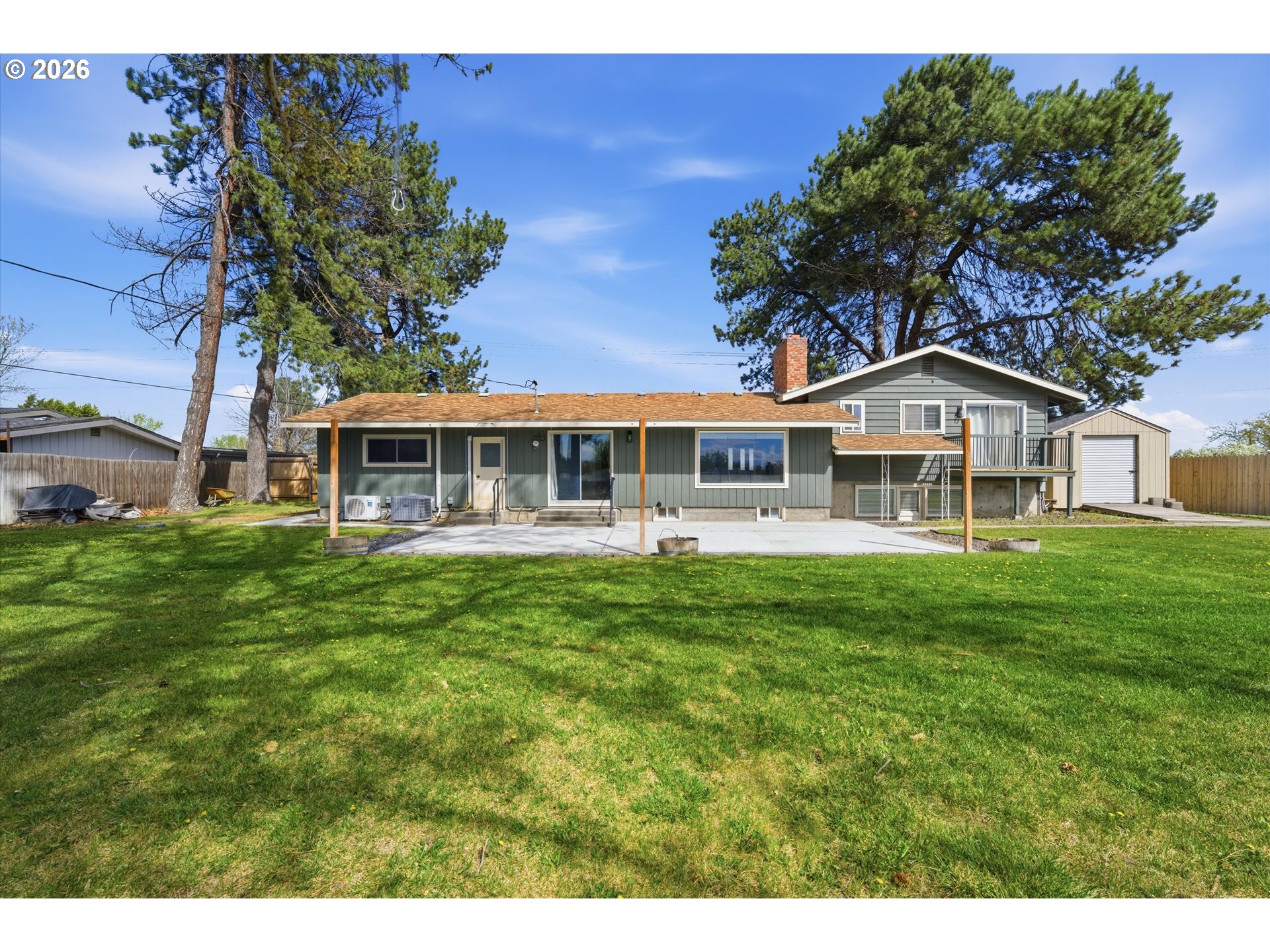 825 West Ridgeway Avenue Hermiston, OR 97838 - Photo 32 of 33 a front view of a house with a garden