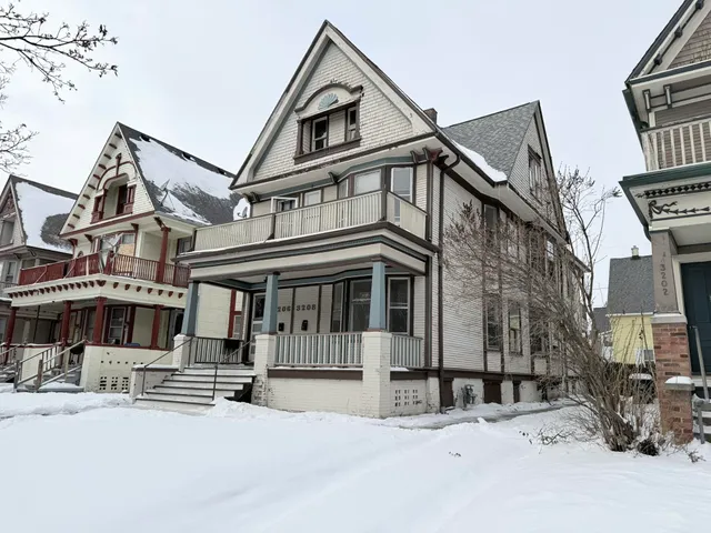 $159,900 | 3206 West Mc Kinley Boulevard, Milwaukee, WI 53208