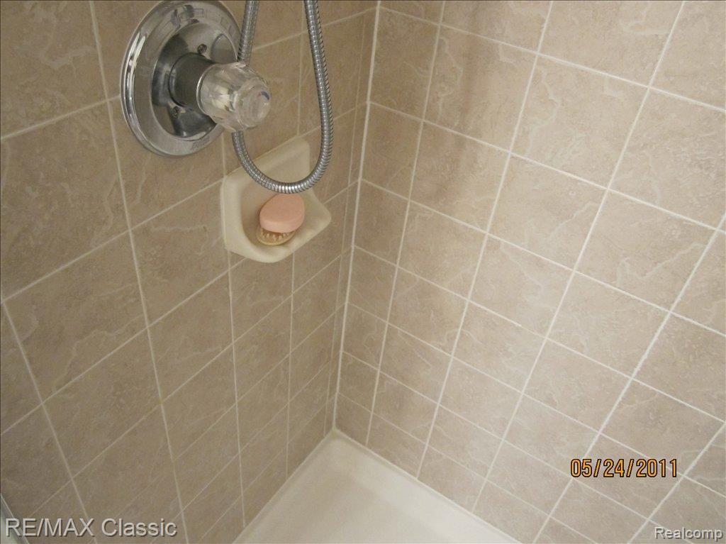 3412 Tremonte Circle, Unit 190 Rochester, MI 48306 - Photo 13 of 18 CLEAN master shower