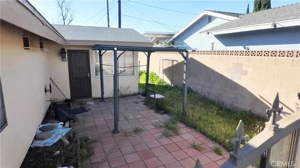 a house view with a backyard space