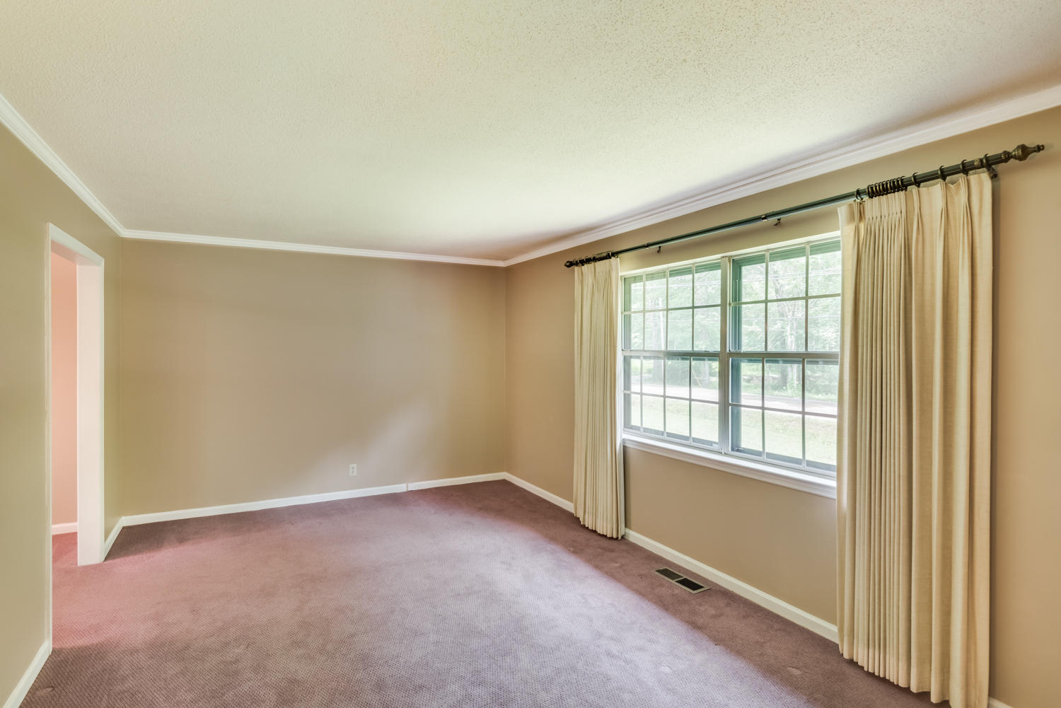 7111 Middle Valley Road Hixson, TN 37343 - Photo 4 of 25 Living Room