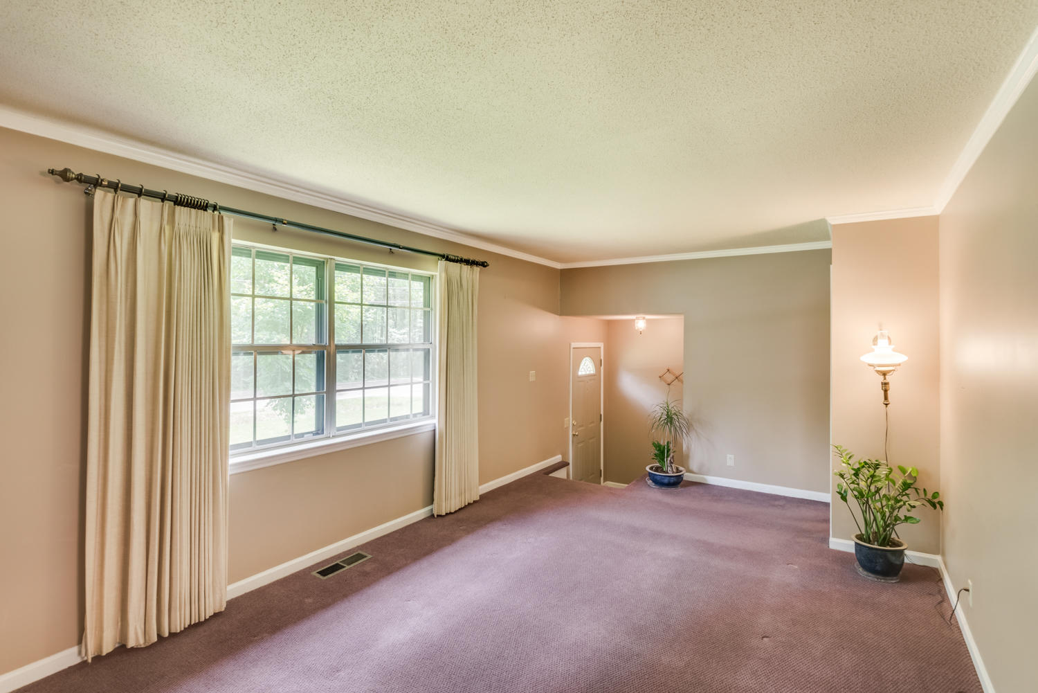 7111 Middle Valley Road Hixson, TN 37343 - Photo 5 of 25 Living Room