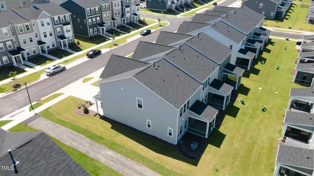 a view of an buildings with backyard