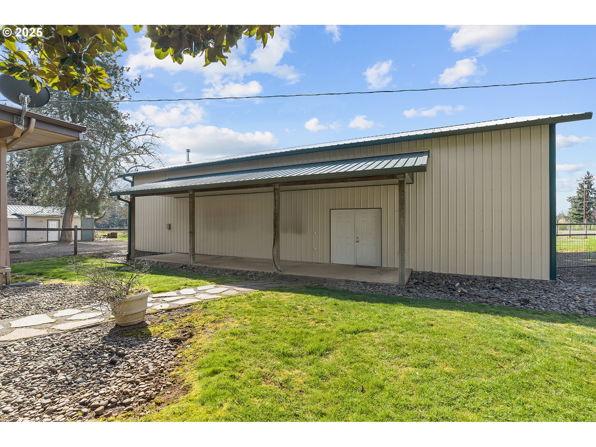 12950 South New Era Road Oregon City, OR 97045 - Photo 22 of 45 a backyard of a house