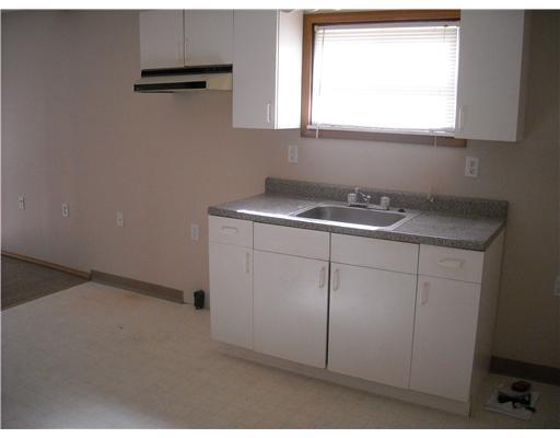 281 Oak Road Gibsonia, PA 15044 - Photo 5 of 9 Kitchen. Another angle of the kitchen. Window overlooks the front yard.