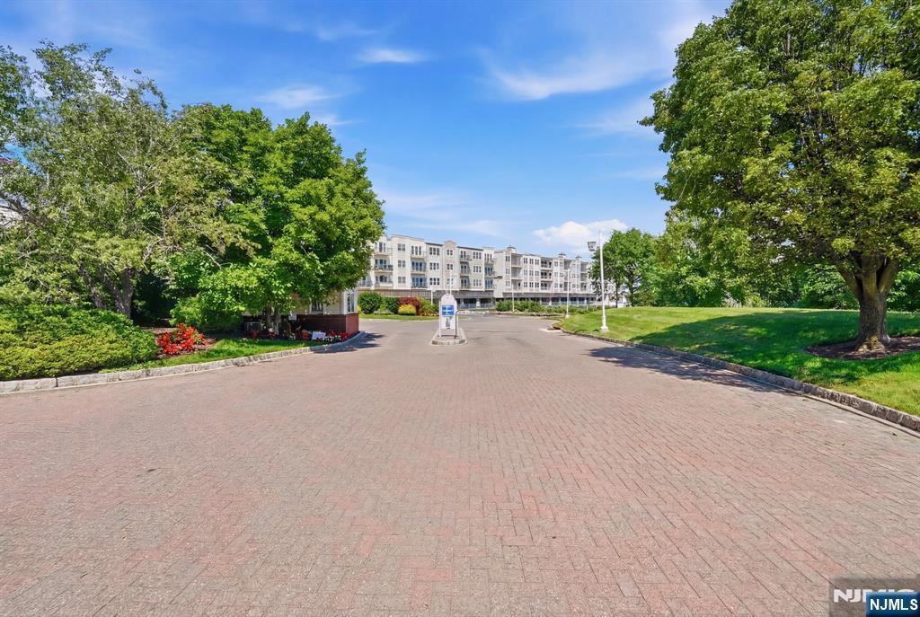 242 The Promenade, Unit 242 Edgewater, NJ 07020 - Photo 28 of 49