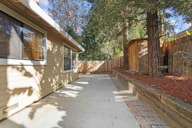 a view of a entrance of the house