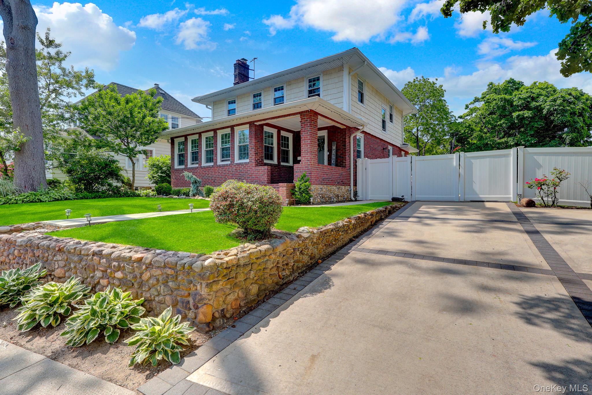 147 Locust Avenue Babylon, NY 11702 - Photo 2 of 31
