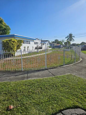 a view of a backyard