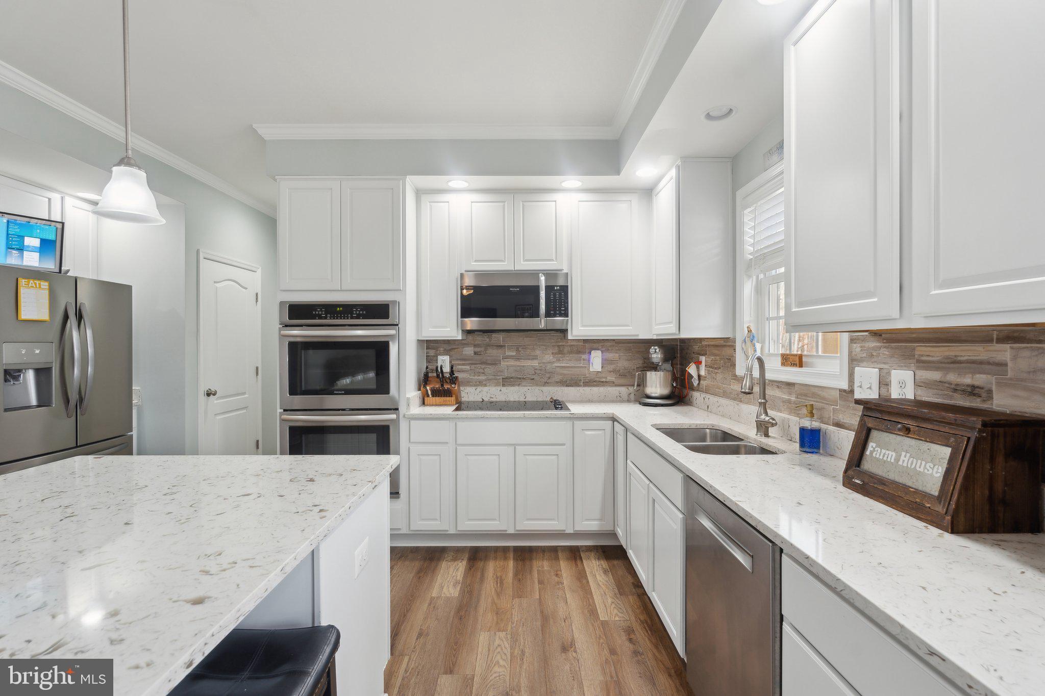 6611 Partlow Road Spotsylvania, VA 22551 - Photo 9 of 38 Quartz Countertops, double ovens and cooktop!