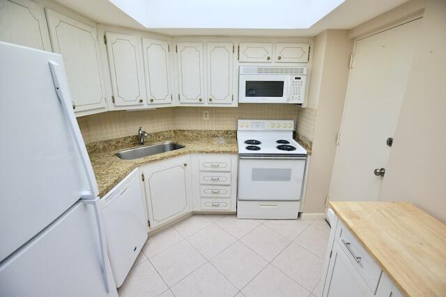 50 Southwest 3rd Avenue, Unit 3110 Boca Raton, FL 33432 - Photo 4 of 8 Kitchen