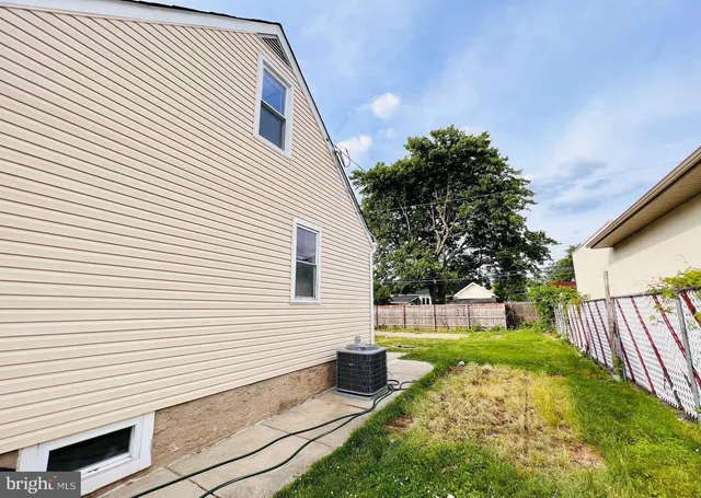 $2,650 | 1007 Green Lane, Levittown, PA 19057