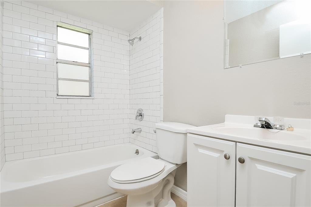 1625 Crossridge Drive Brandon, FL 33510 - Photo 14 of 16 a bathroom with a sink toilet and bathtub