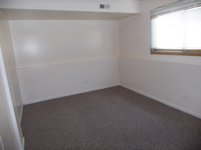 6200 Marsh Lane Matteson, IL 60443 - Photo 11 of 23 an empty room with a window