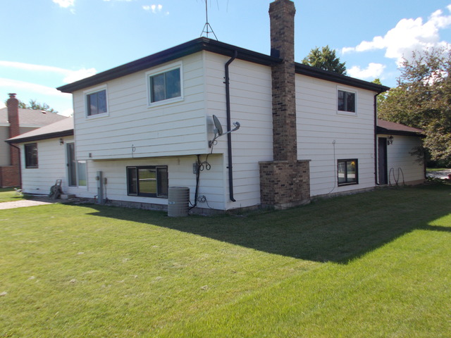 6200 Marsh Lane Matteson, IL 60443 - Photo 3 of 23 a front view of a house with a garden
