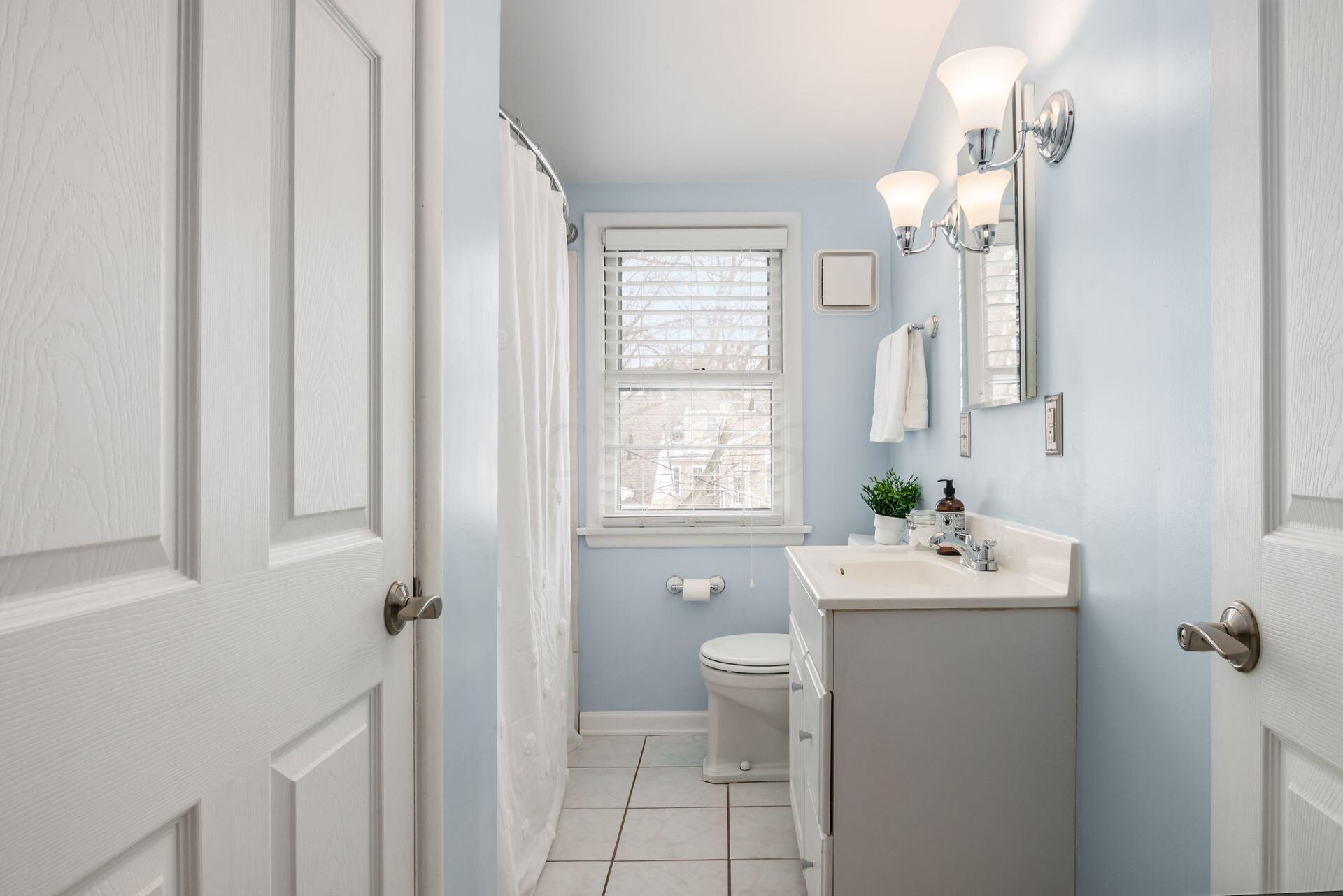 1960 Malvern Road Columbus, OH 43221 - Photo 22 of 37 Second Floor Full Bath