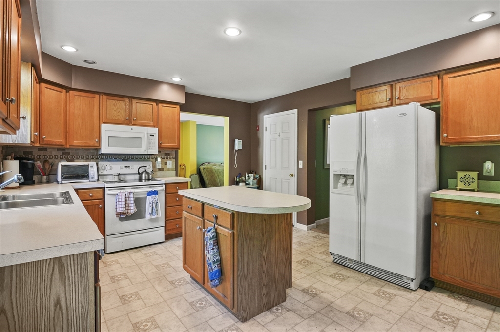8 Beaumont Road Worcester, MA 01604 - Photo 3 of 21 Gallery Image 3