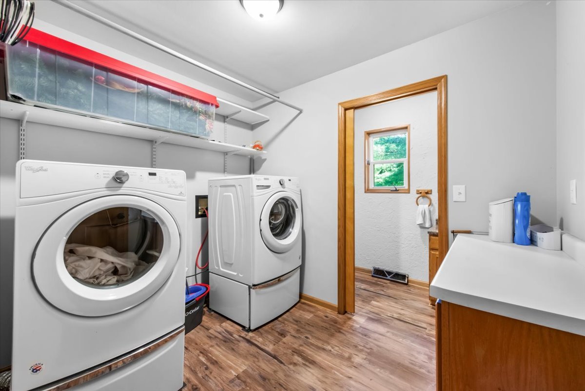 1834 Fischer Road South Beloit, IL 61080 - Photo 22 of 46 a utility room with dryer and washer