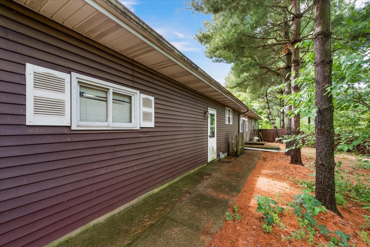 1834 Fischer Road South Beloit, IL 61080 - Photo 3 of 46 a view of a backyard with a large tree