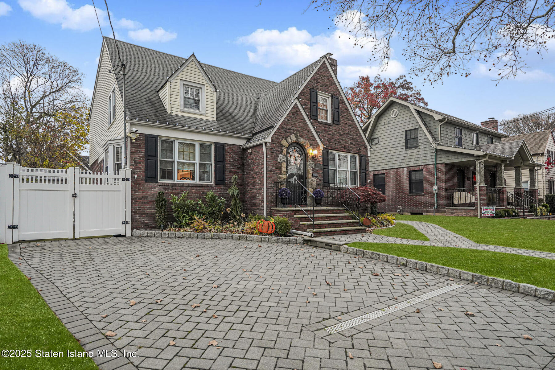 133 Goodwin Avenue Staten Island, NY 10314 - Photo 4 of 54 a front view of a house with a yard