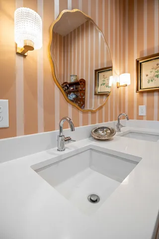 a view of entryway with a garden