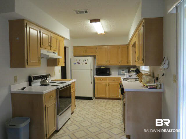 1801 South Bay Street Foley, AL 36535 - Photo 16 of 32 Kitchen