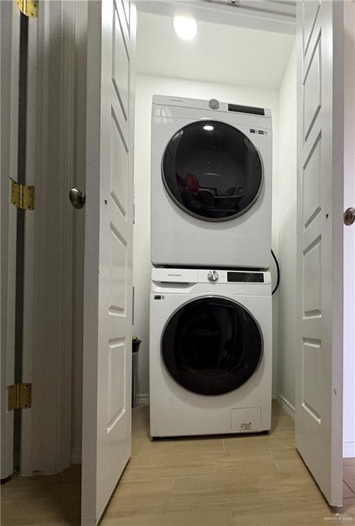 1527 West B Street Mission, TX 78572 - Photo 12 of 17 a utility room with dryer and washer