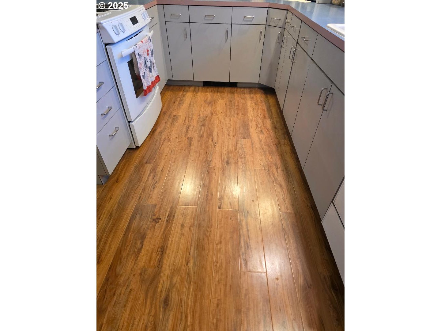 271 South Fairway Road Tygh Valley, OR 97063 - Photo 18 of 43 a view of a hallway with wooden floor