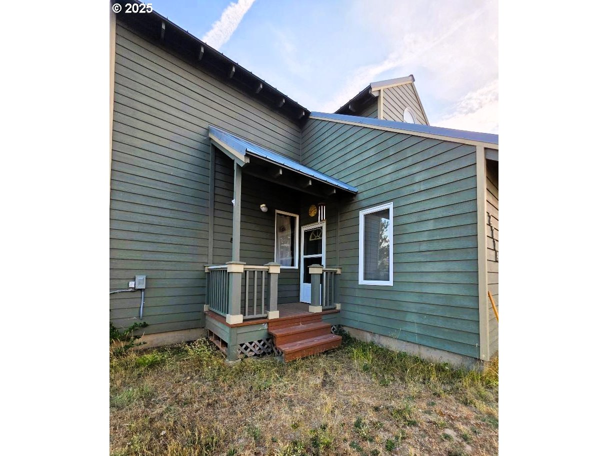 271 South Fairway Road Tygh Valley, OR 97063 - Photo 10 of 43 a front view of a house