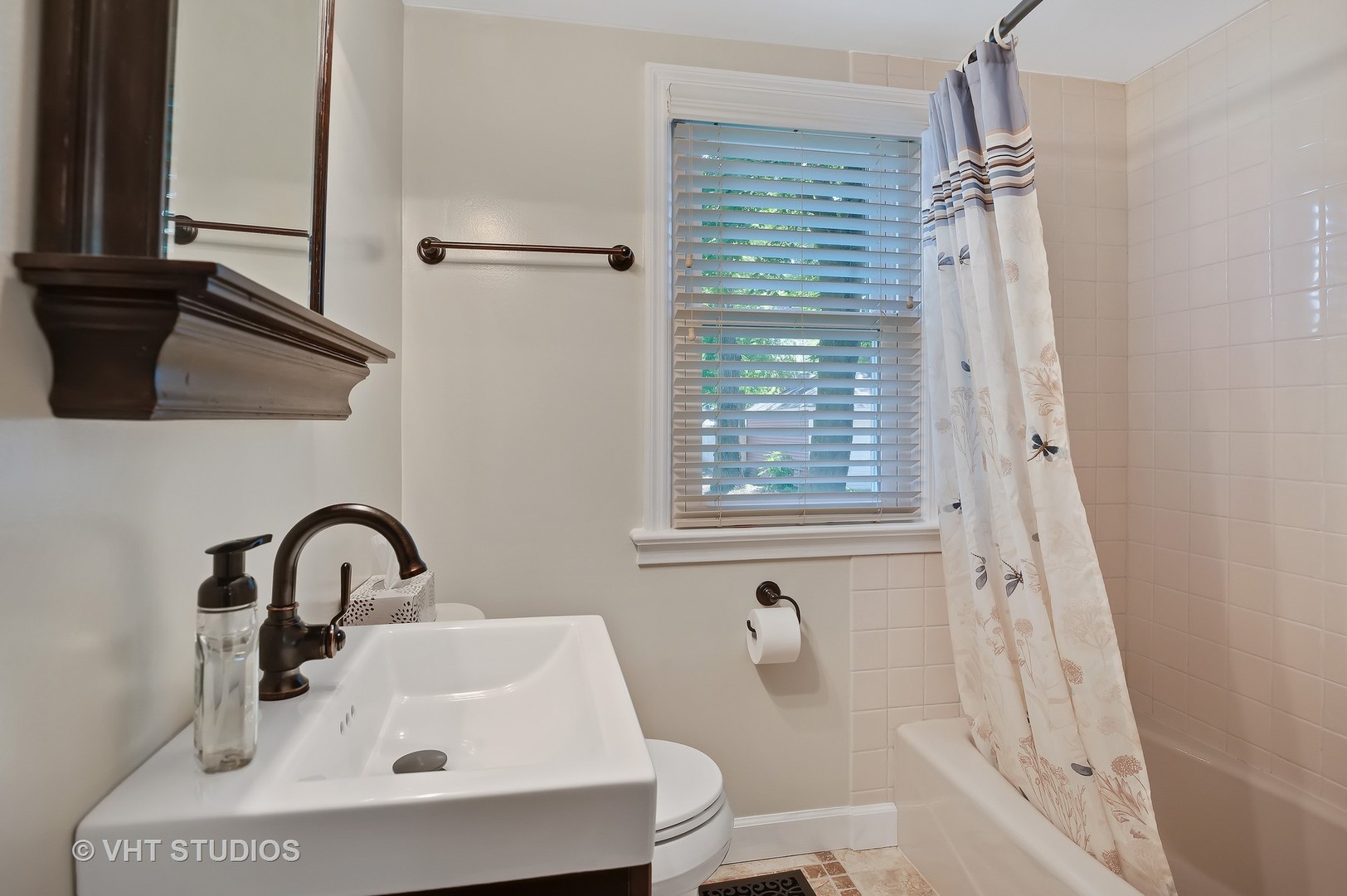 275 Harding Street Grayslake, IL 60030 - Photo 11 of 27 a bathroom with a sink a toilet and a bathtub