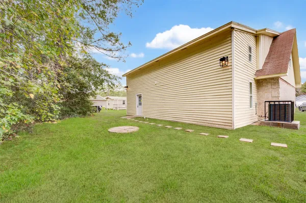 a view of a house with backyard