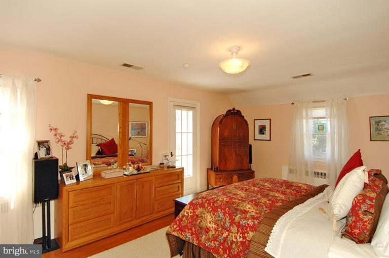 809 Dorchester Road Baltimore, MD 21229 - Photo 8 of 15 Master Bedroom