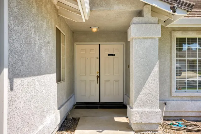 a view of entryway with a front door