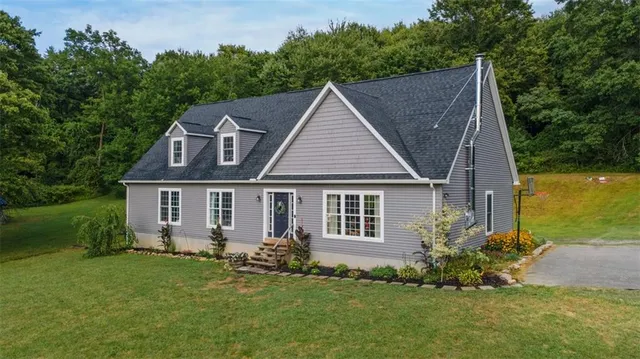 a view of a house with a yard