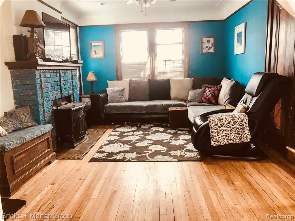 6545 Hatchery Road Waterford, MI 48327 - Photo 5 of 35 living room2.jpg
