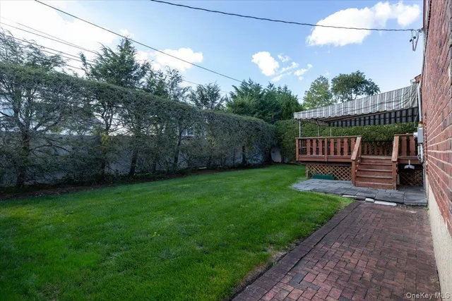 a view of a back yard