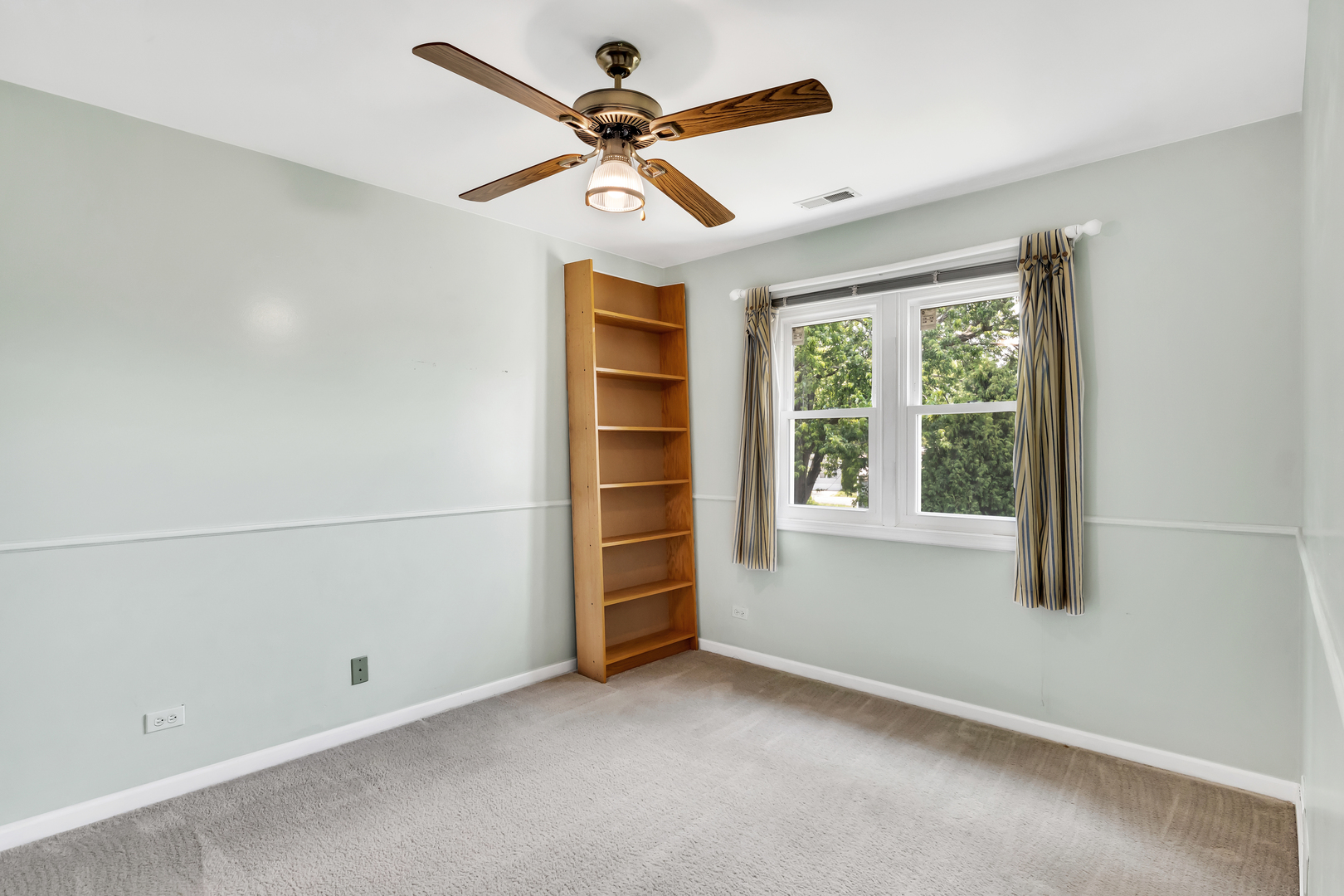 700 Greenview Lane Wheeling, IL 60090 - Photo 13 of 26 an empty room with a ceiling fan and window