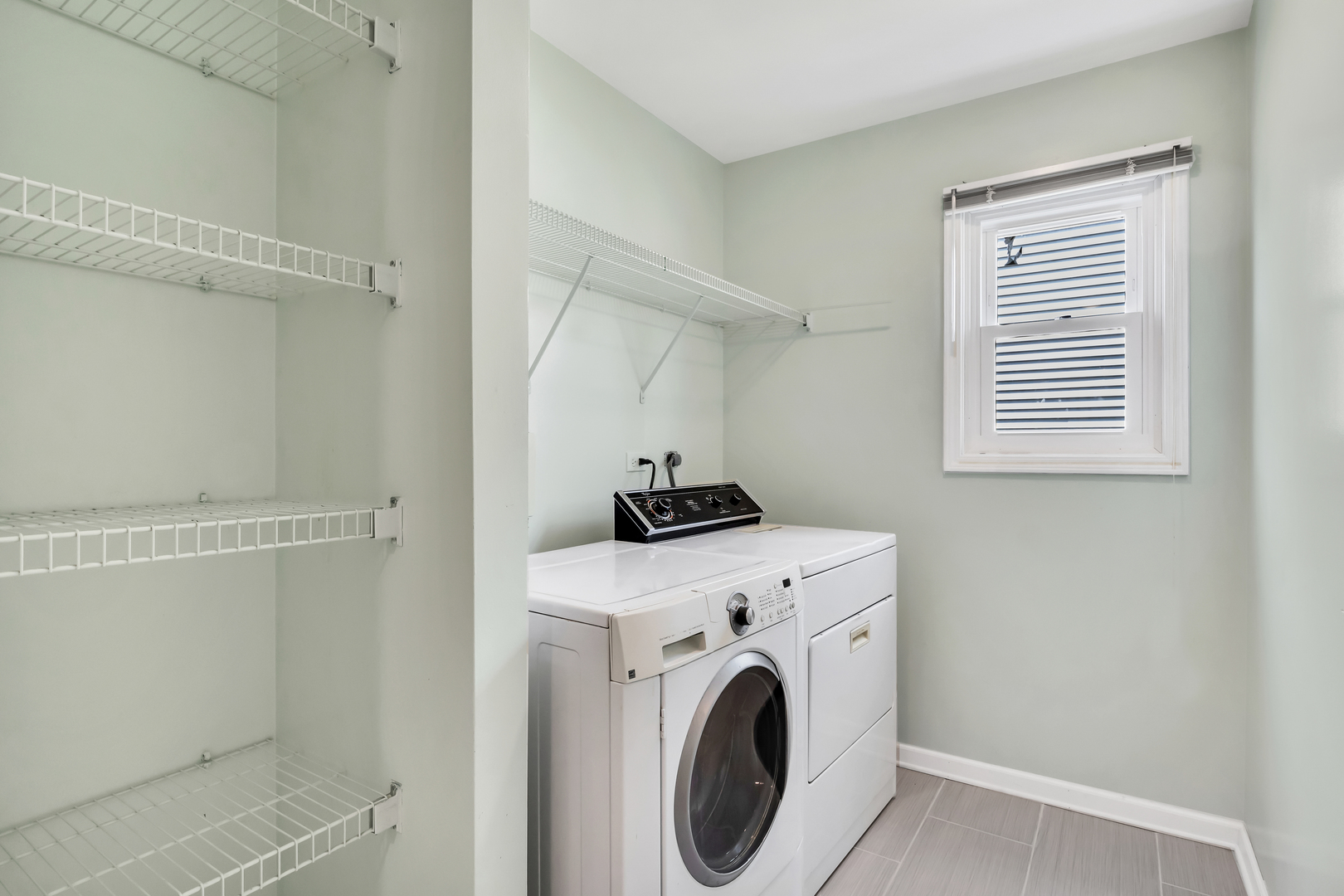 700 Greenview Lane Wheeling, IL 60090 - Photo 16 of 26 a utility room with dryer and washer