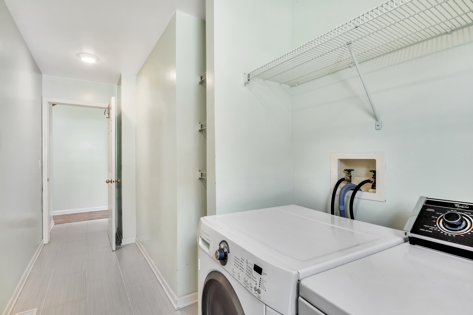 700 Greenview Lane Wheeling, IL 60090 - Photo 17 of 26 a utility room with dryer and washer