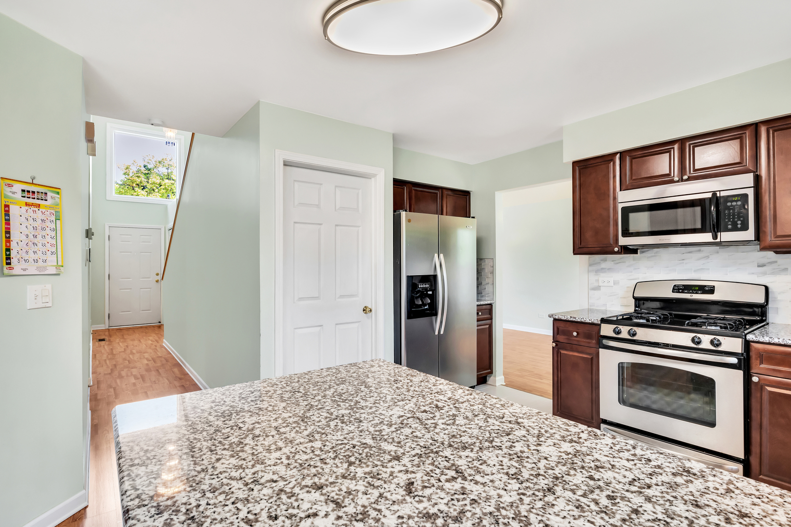 700 Greenview Lane Wheeling, IL 60090 - Photo 6 of 26 a kitchen with a stove a refrigerator and a stove top oven