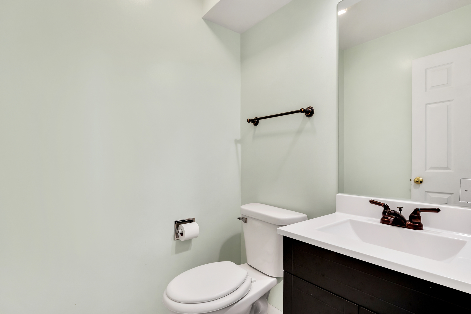 700 Greenview Lane Wheeling, IL 60090 - Photo 7 of 26 a bathroom with a sink a toilet and a mirror
