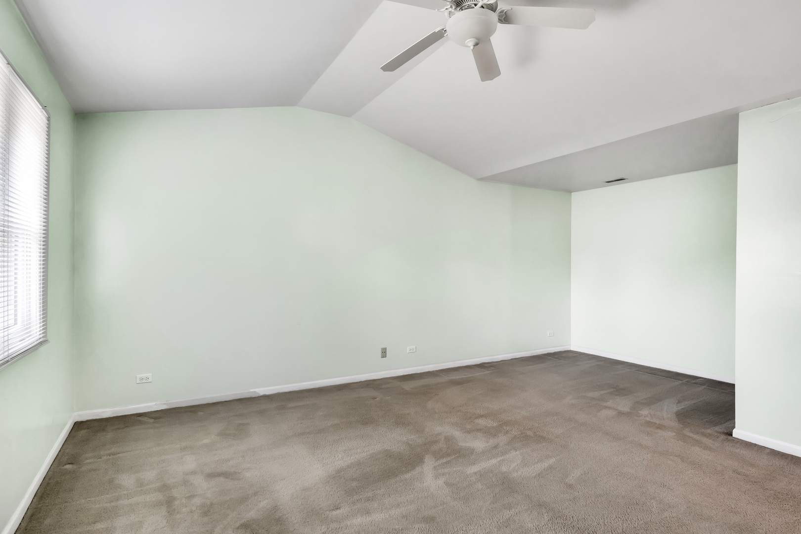 700 Greenview Lane Wheeling, IL 60090 - Photo 9 of 26 an empty room with a window and a ceiling fan
