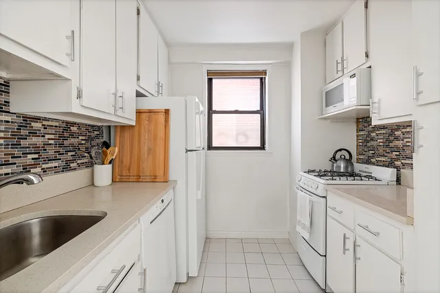 $499,000 | 330 3rd Avenue, Unit 2J | Kips Bay