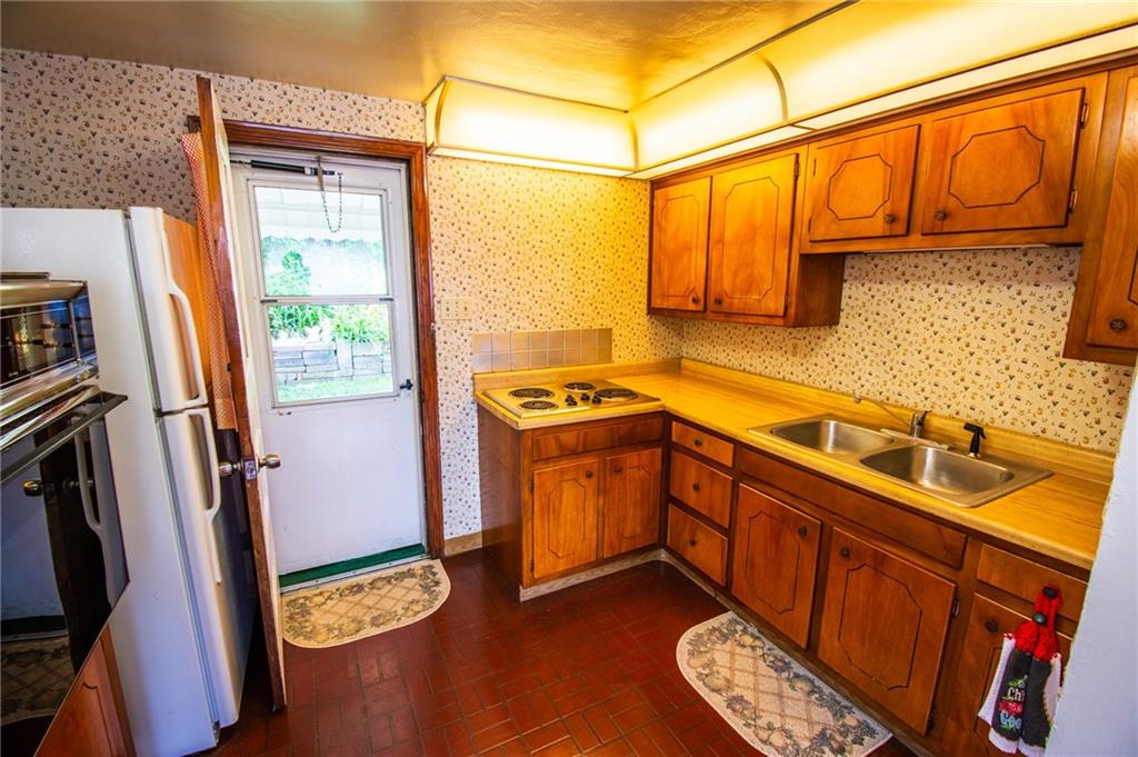 425 Filmore Road Pittsburgh, PA 15221 - Photo 7 of 25